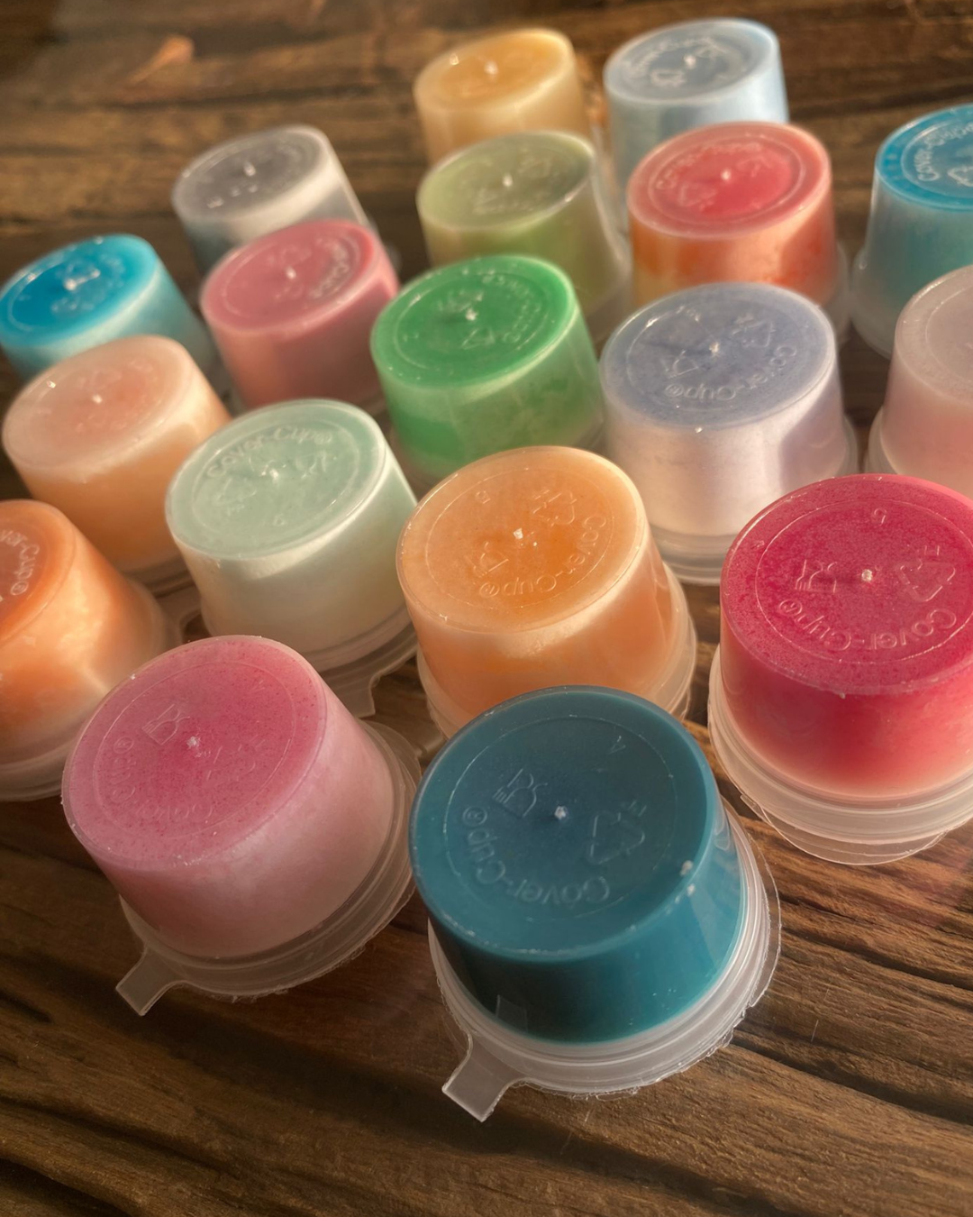 Zelf samengestelde waxmelt box met diverse gekleurde geurblokjes