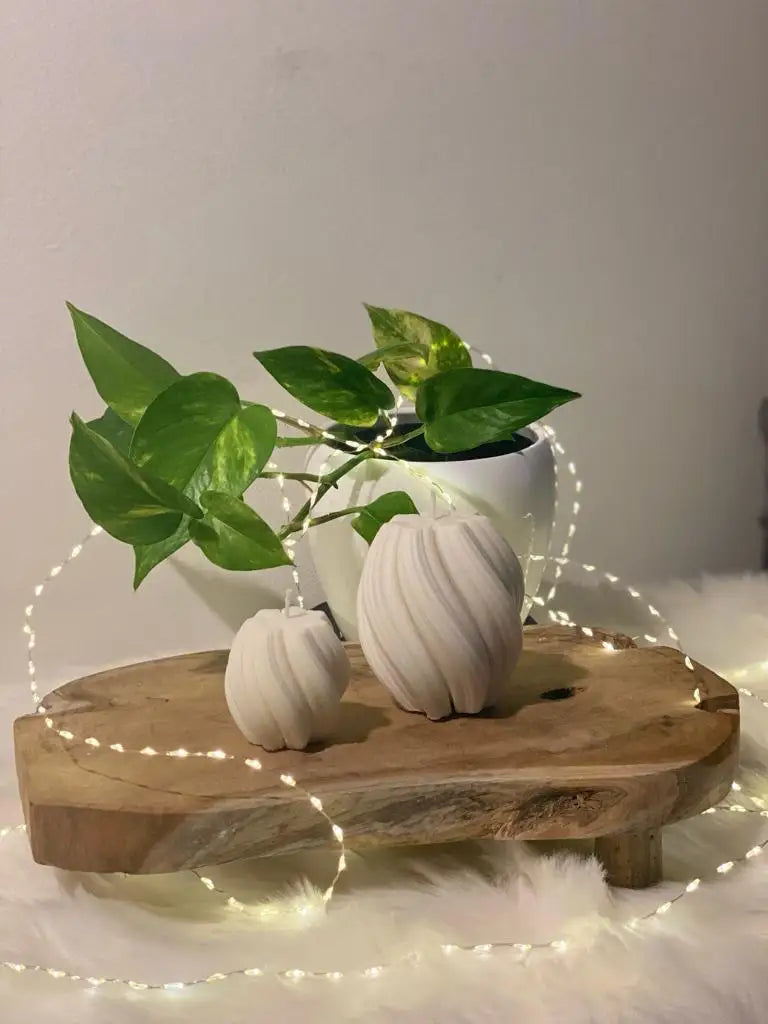 Minimalistische gedraaide kandelaarskaars Nordic Twist van sojawax